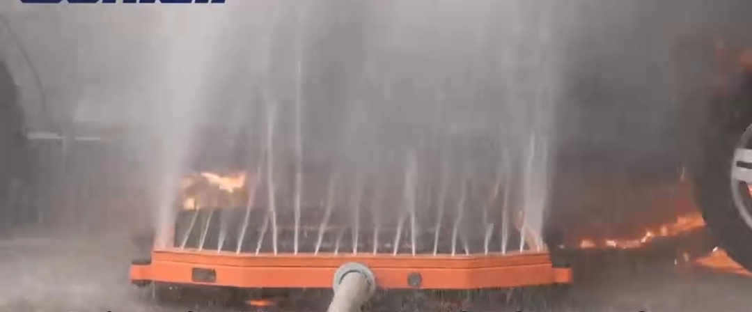 Sapeur-360 projetant de l'eau pour éteindre un feu de véhicule